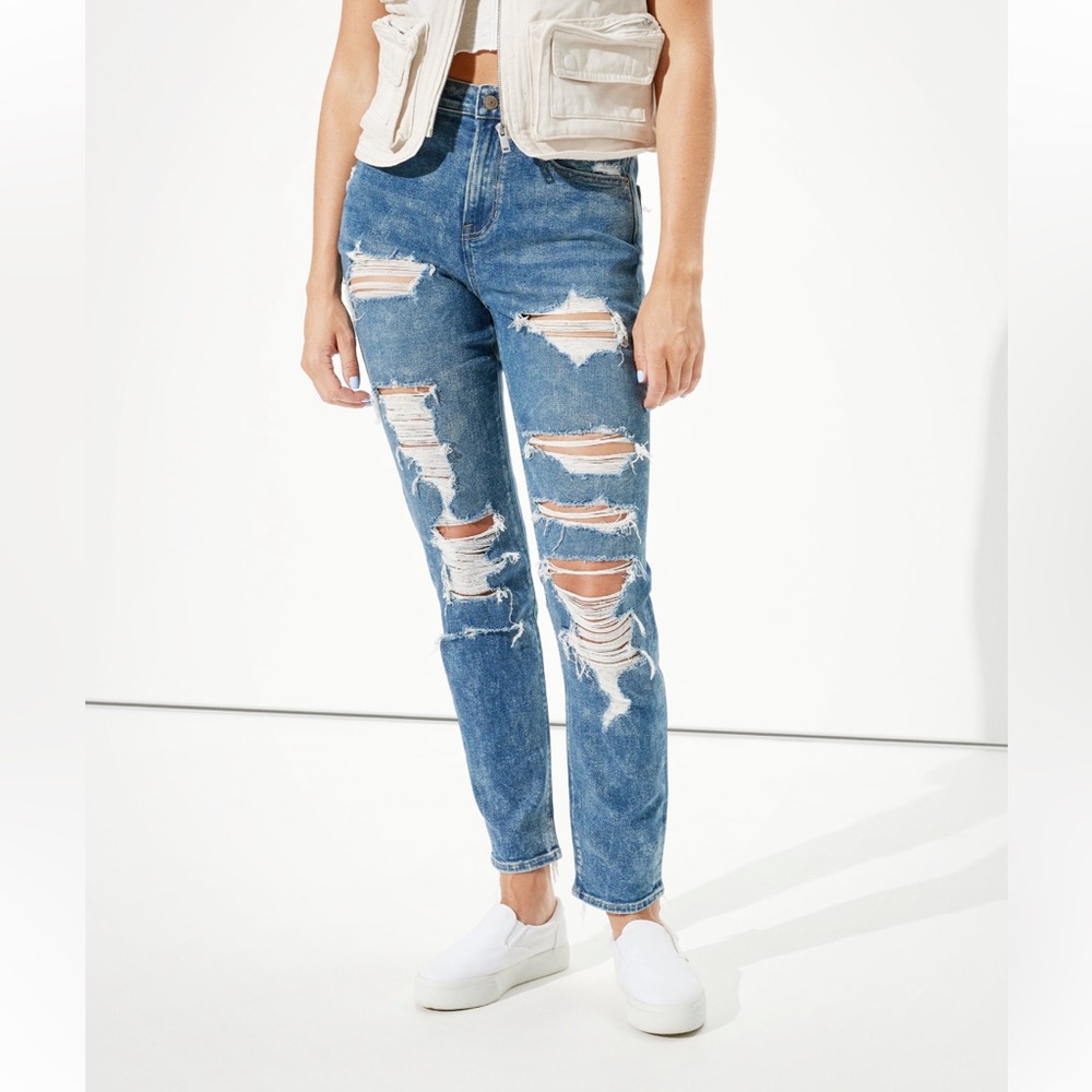 NWOT American Eagle Stretched Ripped Mom Jean